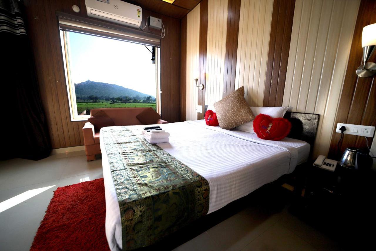 Bundeli Farm Resort & Banquet โอร์ชชา ภายนอก รูปภาพ