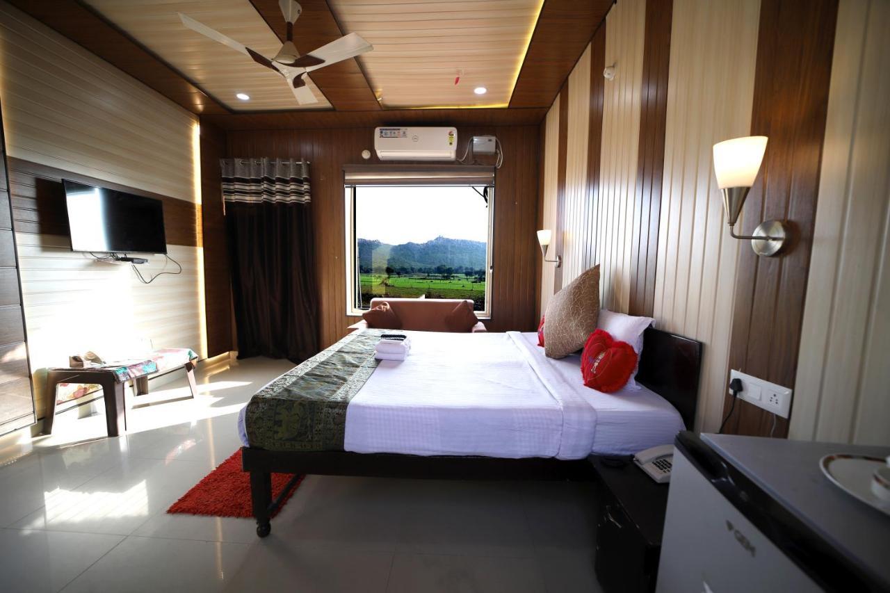 Bundeli Farm Resort & Banquet โอร์ชชา ภายนอก รูปภาพ