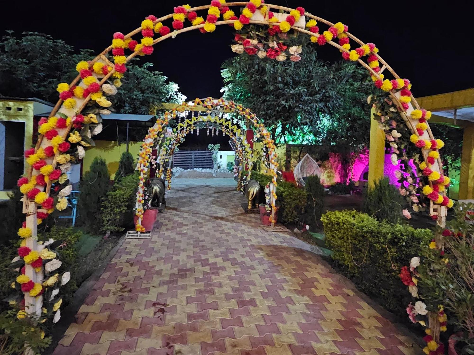 Bundeli Farm Resort & Banquet โอร์ชชา ภายนอก รูปภาพ
